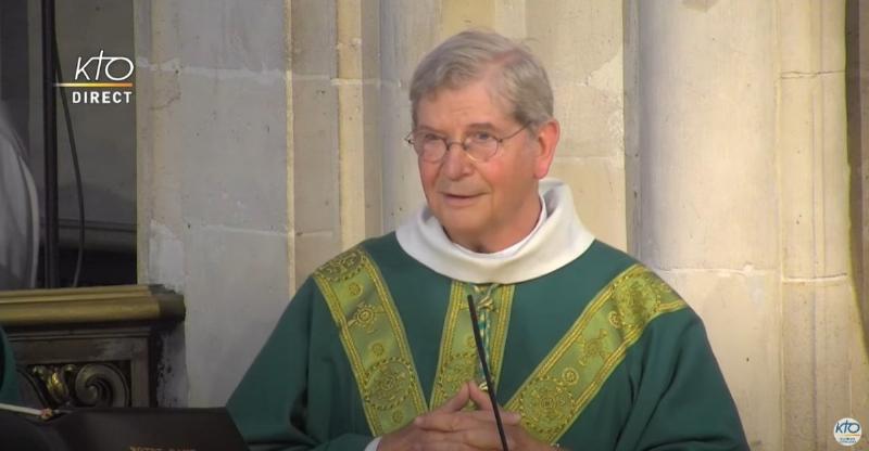 Foule se dirigeant vers l’église Saint-Germain l’Auxerrois pour la messe dominicale de Notre-Dame